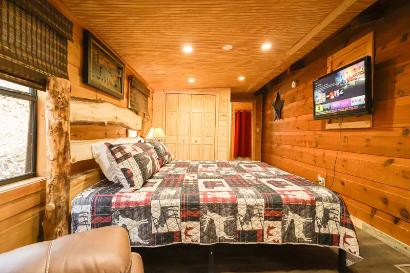 GOOD AURA CABIN