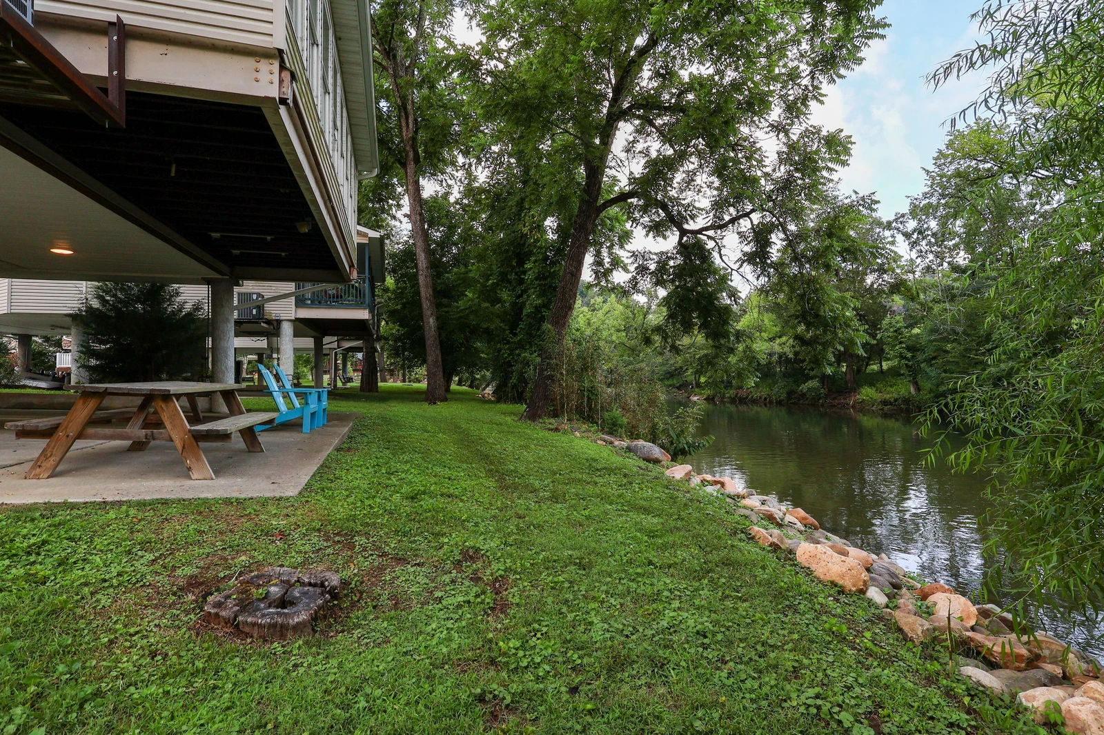 RIVERFRONT CHALET