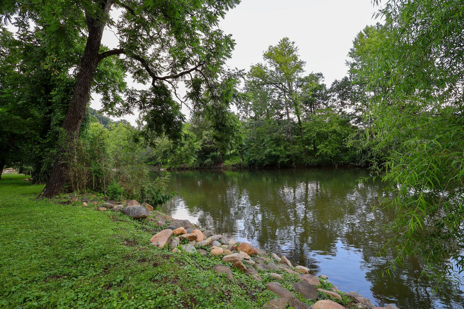 RIVERFRONT CHALET