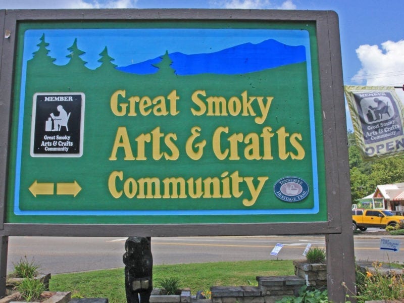 gatlinburg arts and crafts community sign